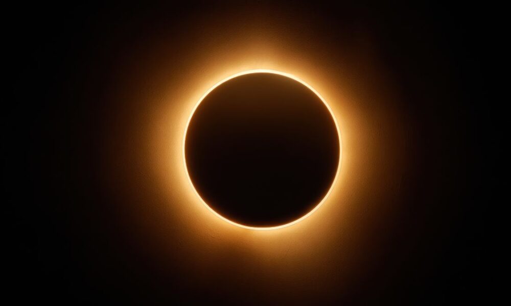 El eclipse solar total dispara la demanda turística en A Coruña | Ulises Galicia