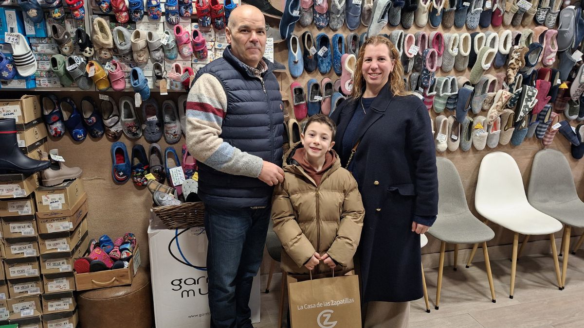 Un escaparate convertido en disfraz para conmemorar a La Casa de las Zapatillas | Ulises Galicia